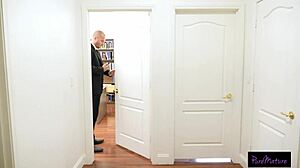 Sophia Deluxe sorprende il maritino con fica bagnata nel suo ufficio