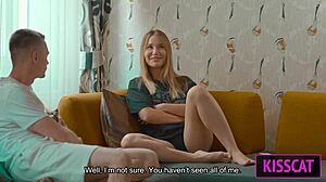 계모가 섹스 가르치고 정액 공유하며 Amalia Davis와 삼섬 침대 박음 😏