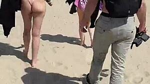 เพื่อนสี่คนเดินเล่นในทะเลทรายและชายหาด