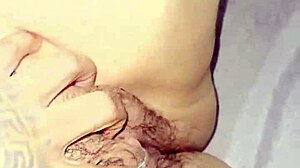 Изпразвам се и лижа телефона по време на аматьорски анален секс