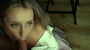 Aku tergoda rok pendek adik tiriku dan aku bagi kontolku dengannya