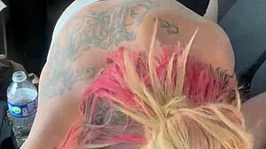 Curvă reală în mașină lasă tipul să-i ejaculeze în gură apoi suge curat