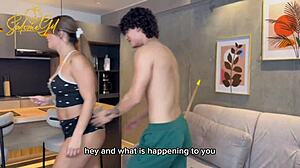 Kakak tiri saya yang lebih tua suka apabila saya jilat pantat besarnya - milf matang