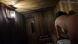 Flash de Pau na Sauna Pública com Milf Nua