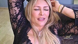 Moden blondine tilbyr penger for sex til budmann