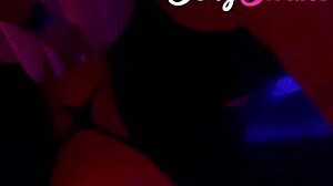 Nu pot rezista curului mare suculent al surorii vitrege care se scutură