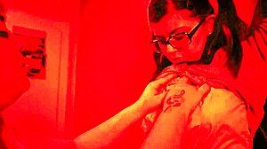 כנועה במבחן האחרון להיות זונה, מביאים לה לקוח ולוקחת חלב על טאקוס