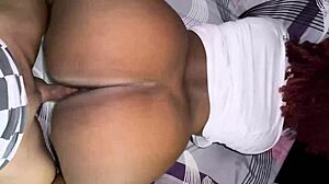 Isojen tittien ebony punatukkainen Tinderistä vaatii että paukutan hänen jättimäistä perseään kovaa.