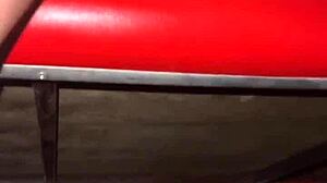 Врућа жена пуши странца на глорихолу, па га пушта да је јебе унутра.