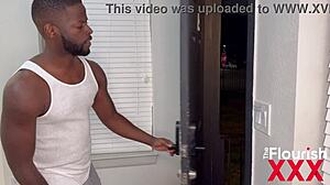 Съседката използва телефона, но получава твърд кура вместо това