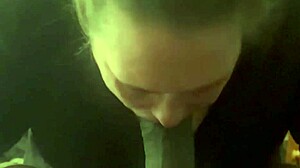 Overveldet av å suge massiv svart kuk dypt