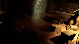 Lara si vybírá díru pro nové hosty v hentai hře