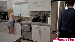 Drilsk Megan Holly udfordrer pervers stedbror til at kneppe hendes grådige fisse 😈