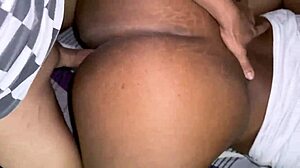 שחורה ג'ינג'ית עם ציצים גדולים מ-Tinder דורשת שאפוצץ לה את התחת הגדול חזק