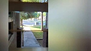 Varajuća vruća žena radi oralni seks sa strancem za uzbudljivu vožnju kolima.