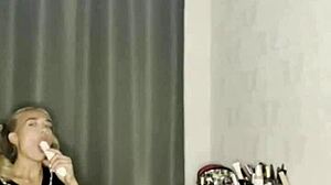 Tía ucraniana Julia Graff se da placer con juguete sexual