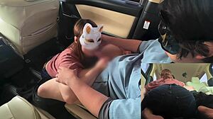 Жена дава свирка в кола, за да избегне проверка за изневяра