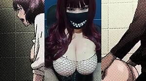 Hentai-tissit IRL - Ivy Adventure leikkii pienellä 18+ ja isolla dildolla