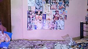decorando mi con posters hentai en calzones