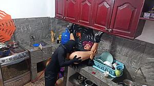 Zvrácená čarodějnice připravuje lektvar a sere šéfa jako otrok, aby uspokojila touhy mokré kundy