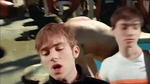 Jenter og gutter knuller vilt