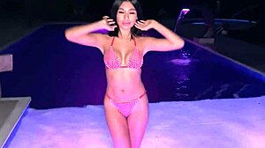 Malam berseronok dengan jiran di kolam