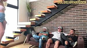 Ele me convida para assistir o jogo