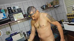 عميلة مثيرة تأخذ هاتف للإصلاح وتستغل لإعطاء متعة للفني