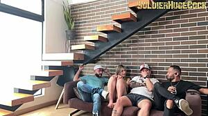 Hij Nodigt Me Uit om Het Spel te Bekijken