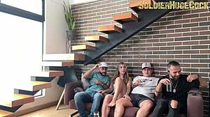 Han bjuder in mig att titta på spelet