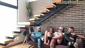 Pozve ma pozrieť si zápas.