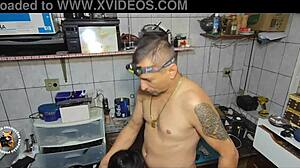 عميلة مثيرة تأخذ هاتف للإصلاح وتستغل لإعطاء متعة للفني