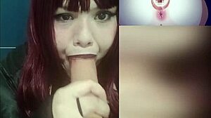 Rødhåret goth-kone leker med sine enorme pupper mens hun ser på hentai