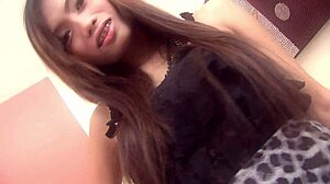 Ruchanie azjatyckiej shemale 18 anal dupsko deepthroat na pieska