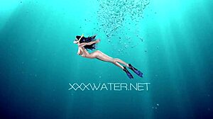 Minnie manga suge dildo sub apă