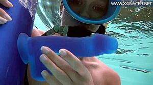 Minnie manga fúka dildo pod vodou.