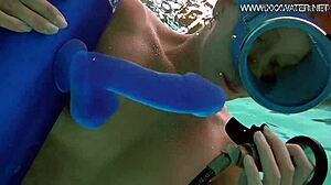 Minnie manga fúka dildo pod vodou.