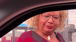 Chamamos a senhora de 63 anos que estava na buscando aposentadoria ela aceitou a foder gostoso vov� safada e fogosa soltou leite pelos seus peitos e ficou toda molhada