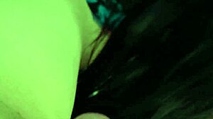 sobrina entra a la habitacion de su tio politico para seducir y termina cabalgando sobre el con el cono lleno de semen