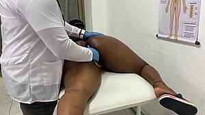 paciente va por un dolor y el medico termina tocandole otra cosa