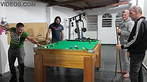 4 amigos jogando bilhar pelados