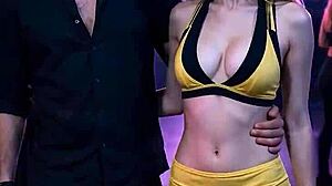 Wow la rubia del club se dejo follar en el bano y salio con el culo lleno de leche
