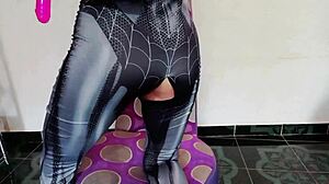 Cosplay pajkova deklica ujeta pri masturbaciji in pojebana od zadaj