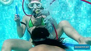 ¿Has visto a Minnie Manga y Candy nadando desnudas con acción lésbica submarina? ¡Chicas calientes follando duro!