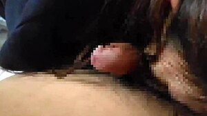 Arafif zrela ženska sesa globoko z debelim fellatiom, da postane trdo