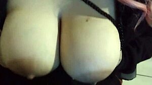 乳房合辑警报！Ivy在色情中的巨大天然乳房和乳头冒险！哇！