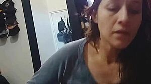 Mi compañera de cuarto me sorprende con una mamada después de su ducha.