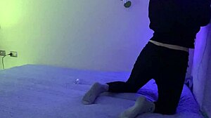 אני אוהב לצפות באישה עגלגלה מקועקעת שמקנטרת את עצמה רטובה