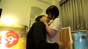 Τολμηρή κοπέλα με F-Cup μουσκεύεται σε νυχτερινή πισίνα για έντονο κλιμάξ σεξ