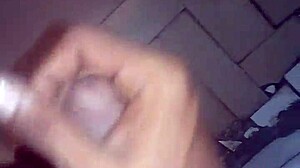 ריקו מתאונן בסתר בחדר האמבטיה עם זין גדול